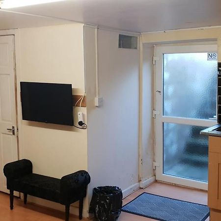 허더즈필드 Private Basement Studio Flat With Modern Features 아파트 외부 사진