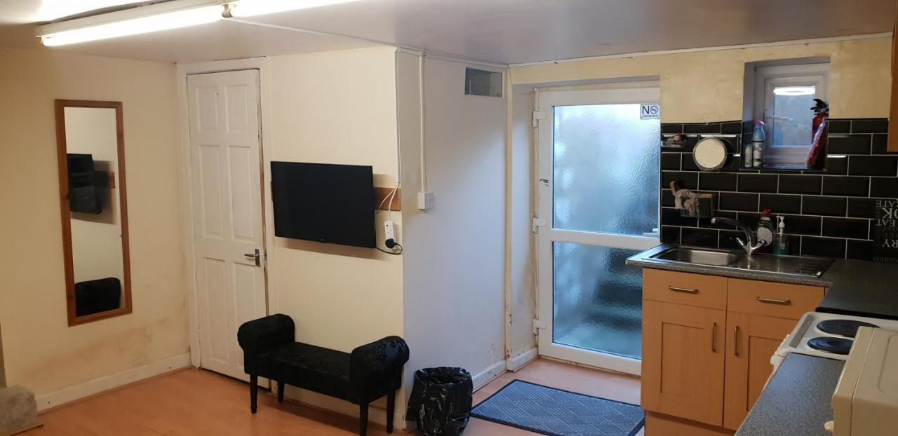 허더즈필드 Private Basement Studio Flat With Modern Features 아파트 외부 사진