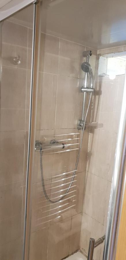 허더즈필드 Private Basement Studio Flat With Modern Features 아파트 외부 사진