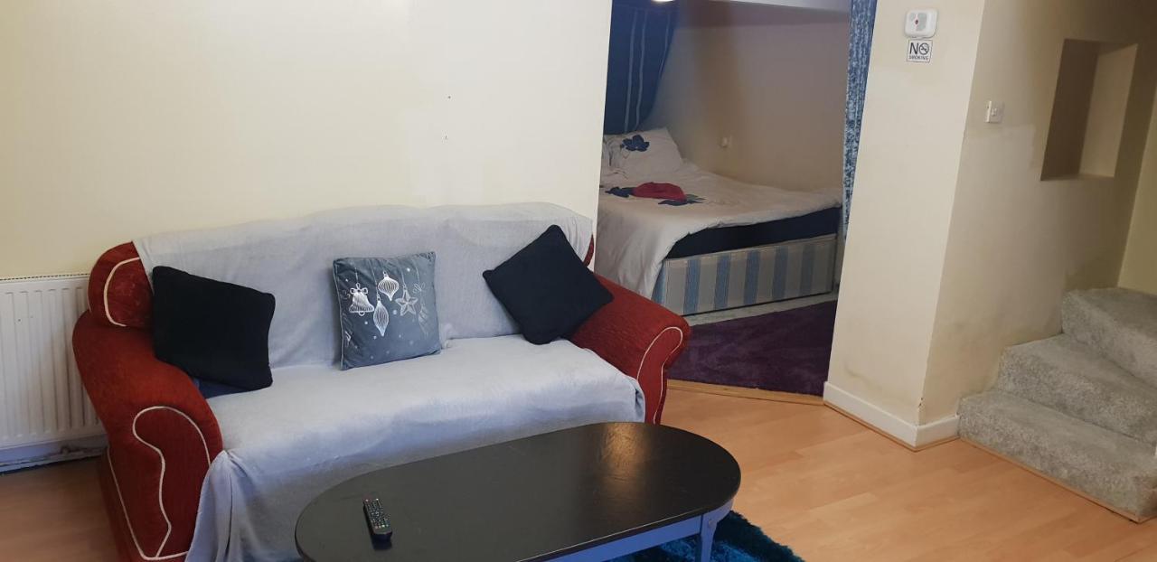 허더즈필드 Private Basement Studio Flat With Modern Features 아파트 외부 사진