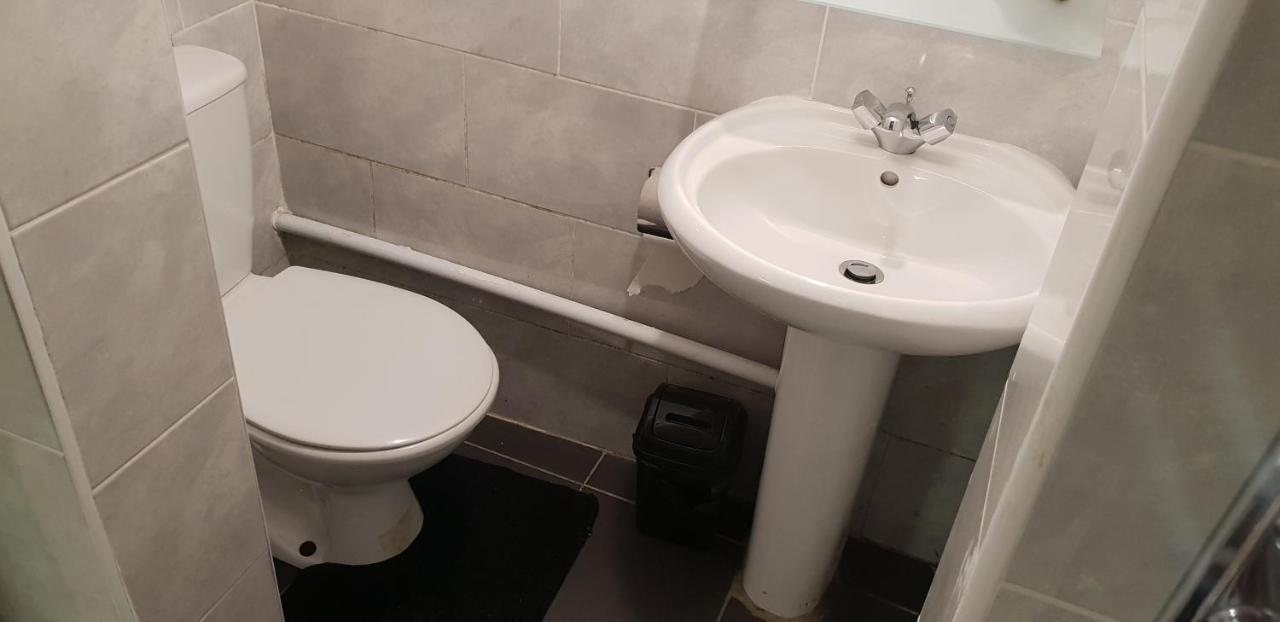 허더즈필드 Private Basement Studio Flat With Modern Features 아파트 외부 사진