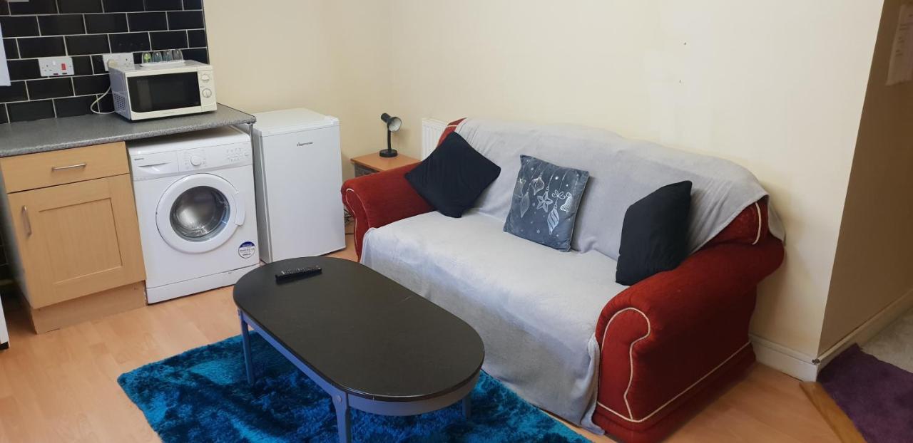 허더즈필드 Private Basement Studio Flat With Modern Features 아파트 외부 사진
